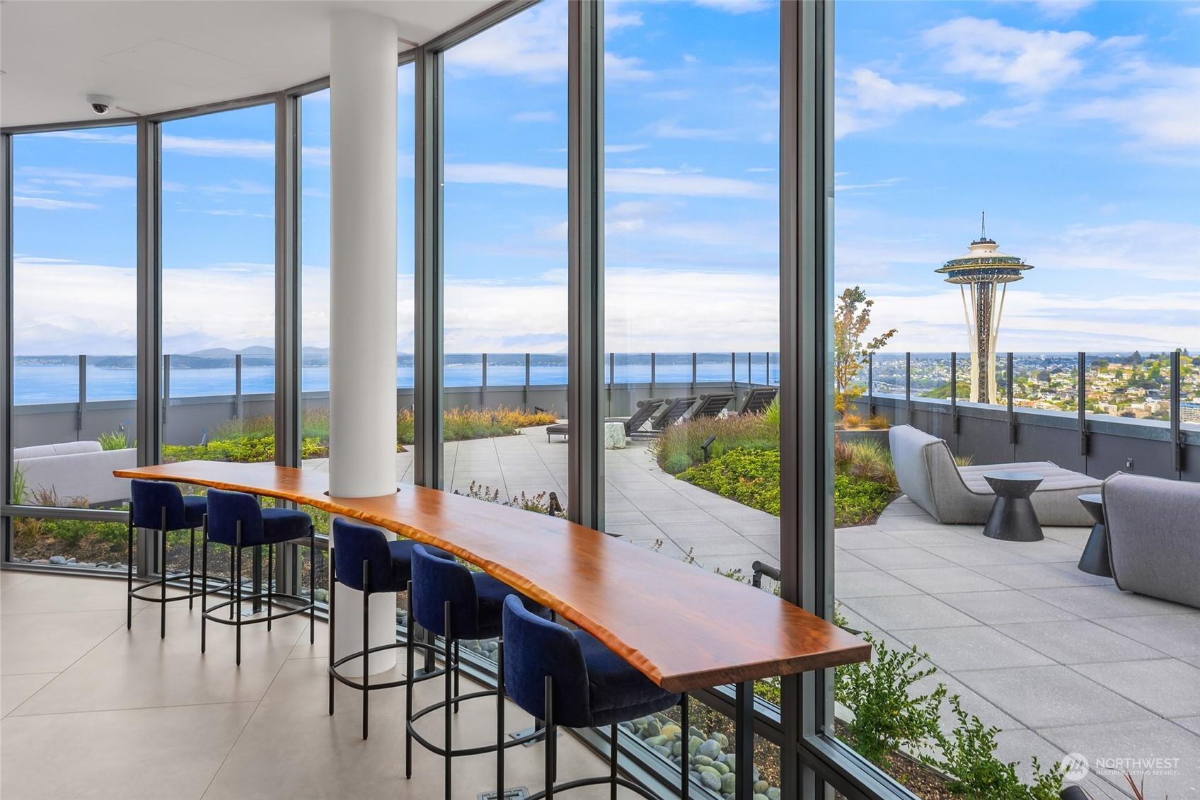 40th floor lounge and roof terrace that are not reservable and always available for residents to enjoy